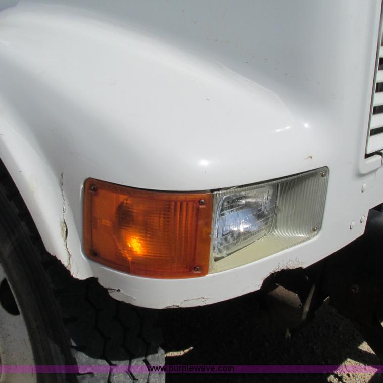 image for item G9306 1996 International 4900 semi truck