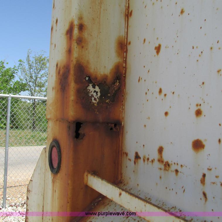 image for item G9306 1996 International 4900 semi truck