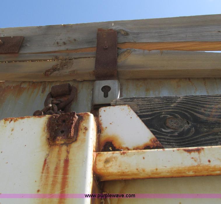 image for item G9306 1996 International 4900 semi truck