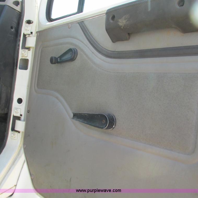 image for item G9306 1996 International 4900 semi truck