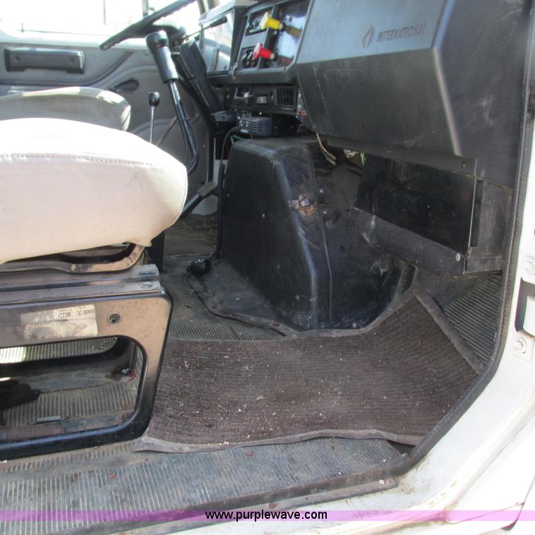 image for item G9306 1996 International 4900 semi truck