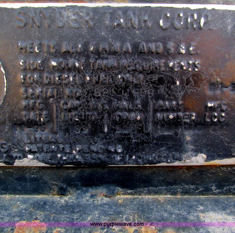 image for item G9306 1996 International 4900 semi truck