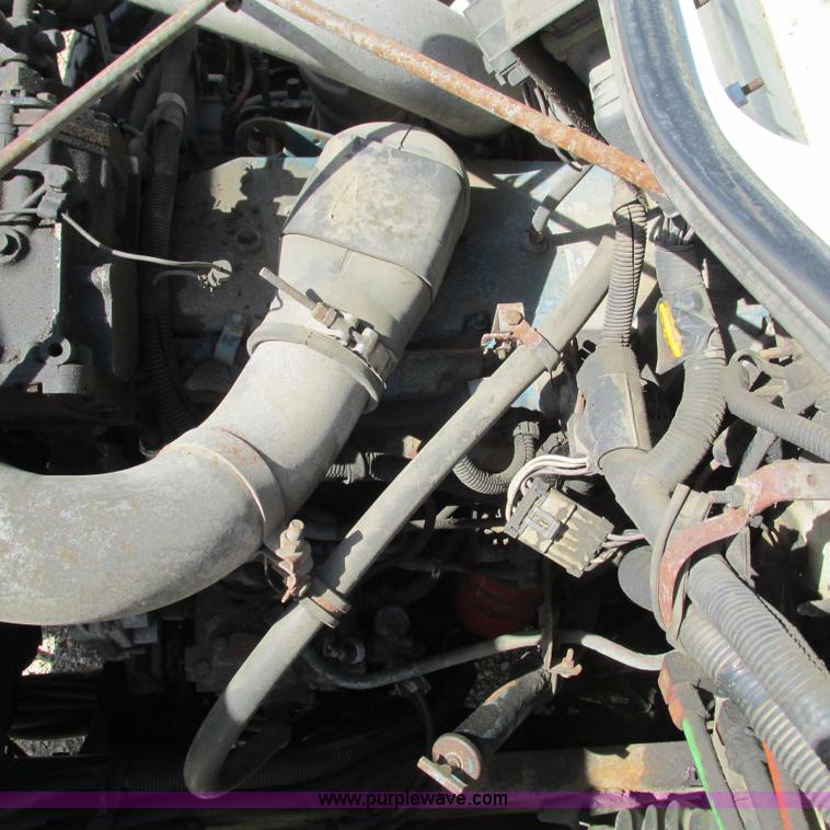 image for item G9306 1996 International 4900 semi truck