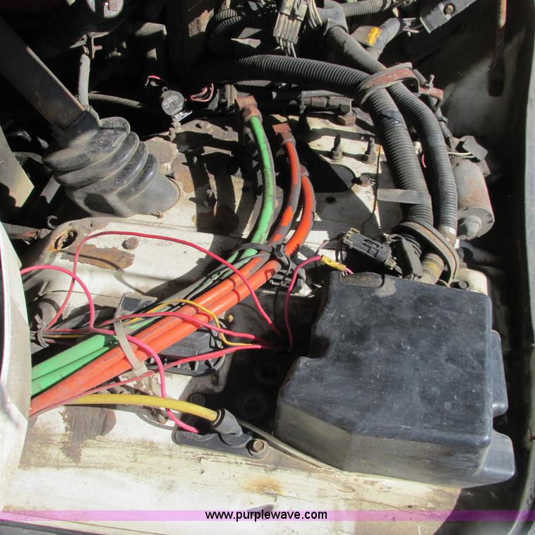 image for item G9306 1996 International 4900 semi truck