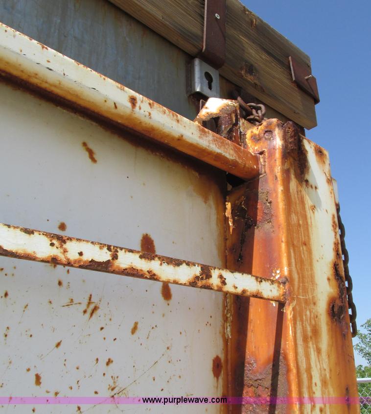 image for item G9306 1996 International 4900 semi truck