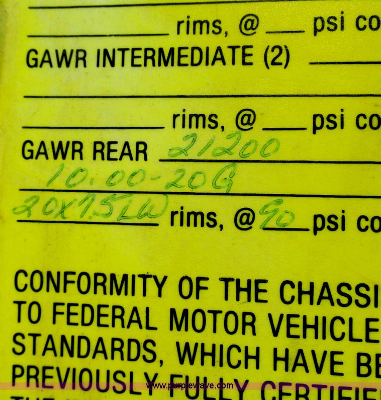 image for item G9306 1996 International 4900 semi truck