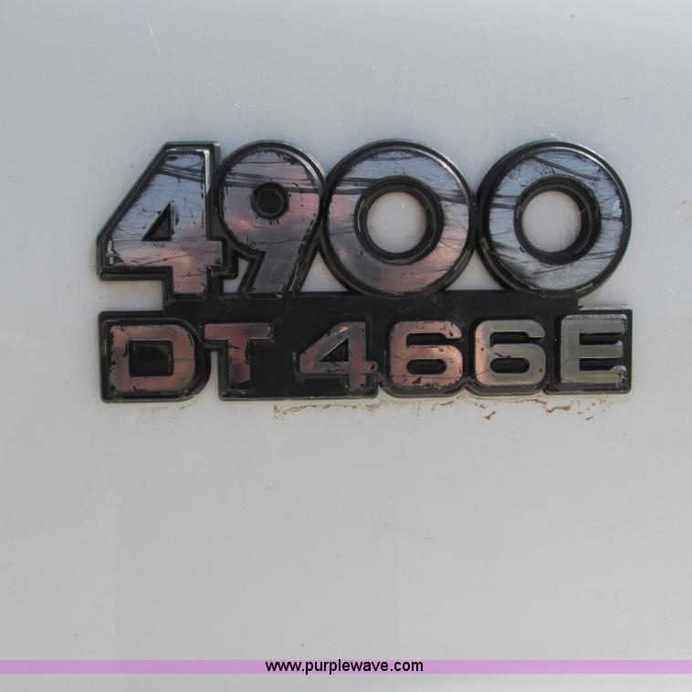 image for item G9306 1996 International 4900 semi truck