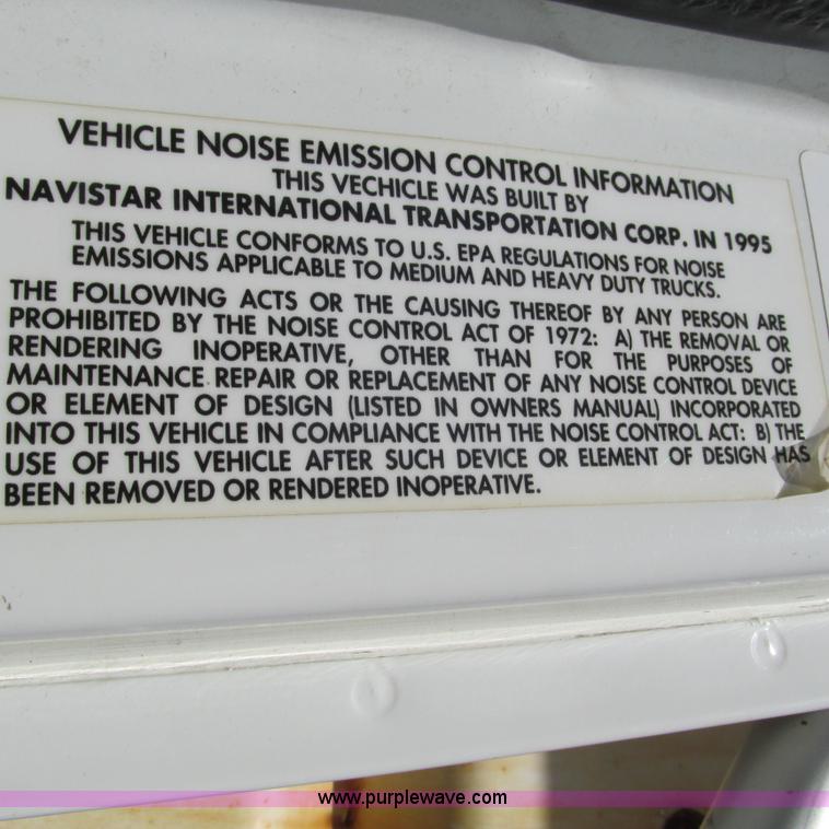 image for item G9306 1996 International 4900 semi truck