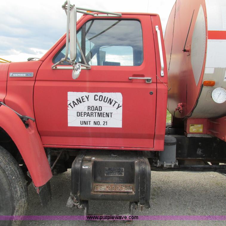 image for item G9310 1996 Ford F800 oil distribution truck
