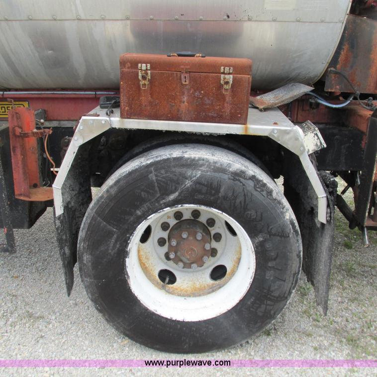 image for item G9310 1996 Ford F800 oil distribution truck