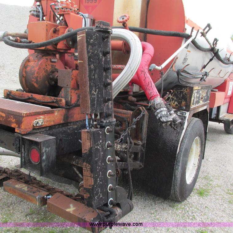 image for item G9310 1996 Ford F800 oil distribution truck