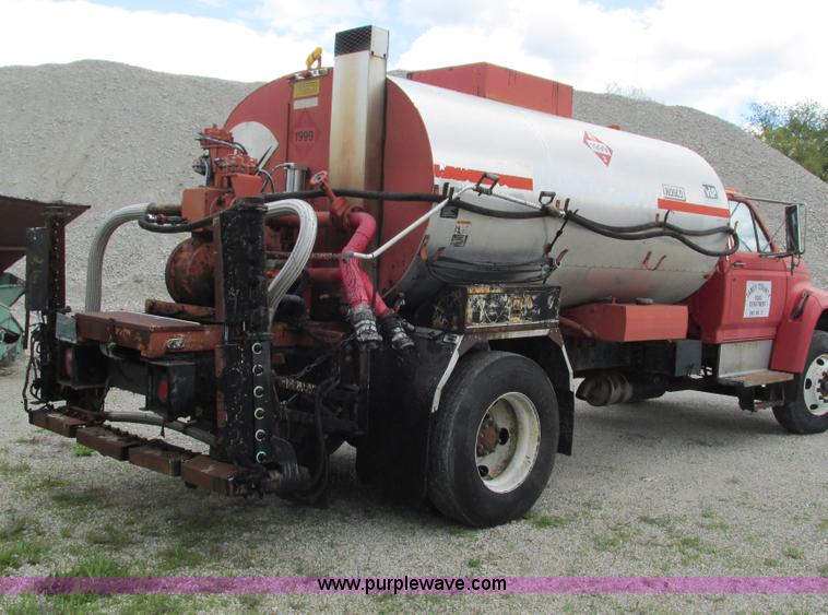 image for item G9310 1996 Ford F800 oil distribution truck