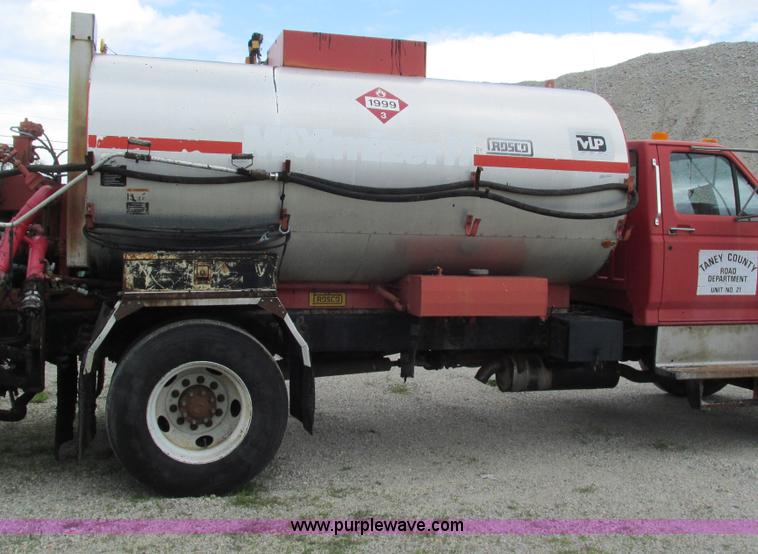 image for item G9310 1996 Ford F800 oil distribution truck