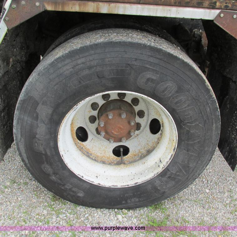 image for item G9310 1996 Ford F800 oil distribution truck