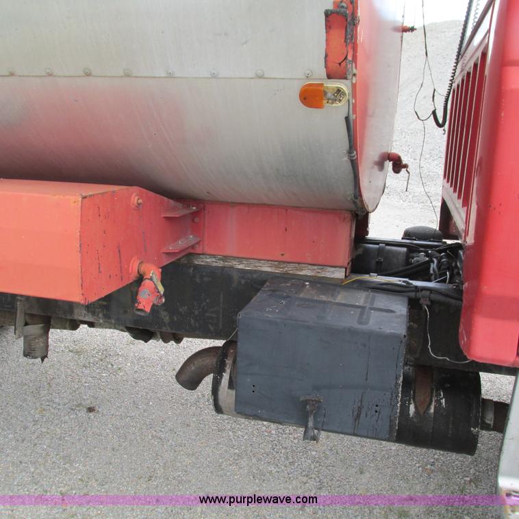 image for item G9310 1996 Ford F800 oil distribution truck