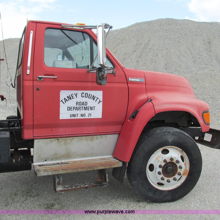 image for item G9310 1996 Ford F800 oil distribution truck