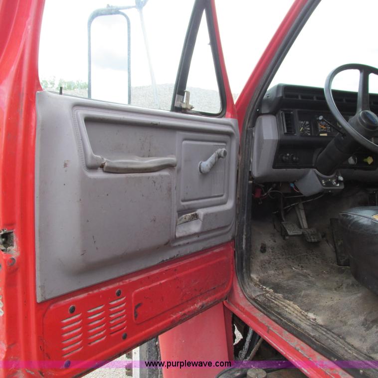 image for item G9310 1996 Ford F800 oil distribution truck