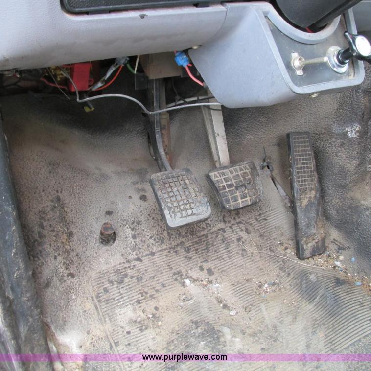 image for item G9310 1996 Ford F800 oil distribution truck