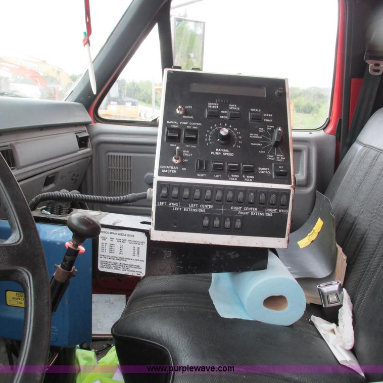 image for item G9310 1996 Ford F800 oil distribution truck