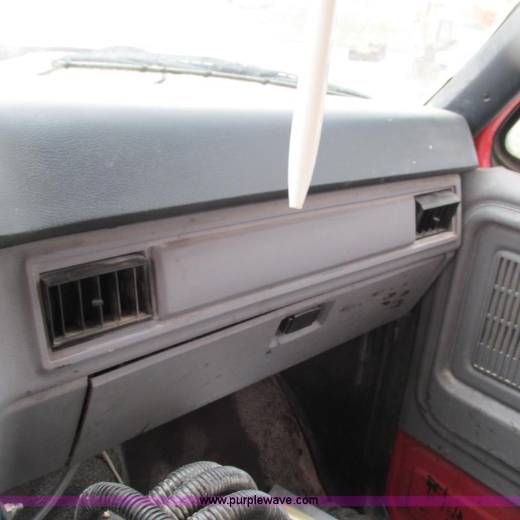 image for item G9310 1996 Ford F800 oil distribution truck