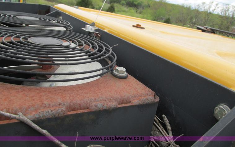 image for item G9318 2000 Caterpillar 953C track loader