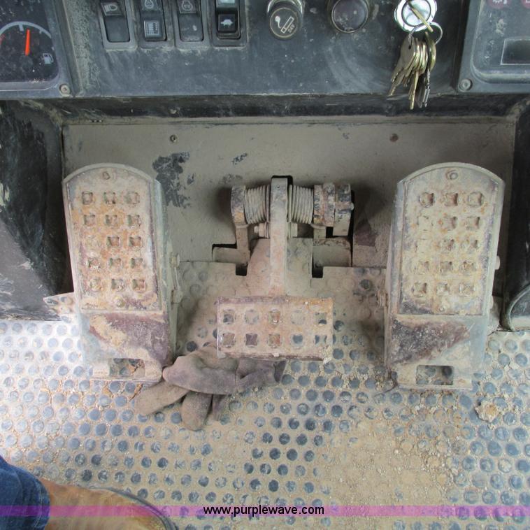 image for item G9318 2000 Caterpillar 953C track loader