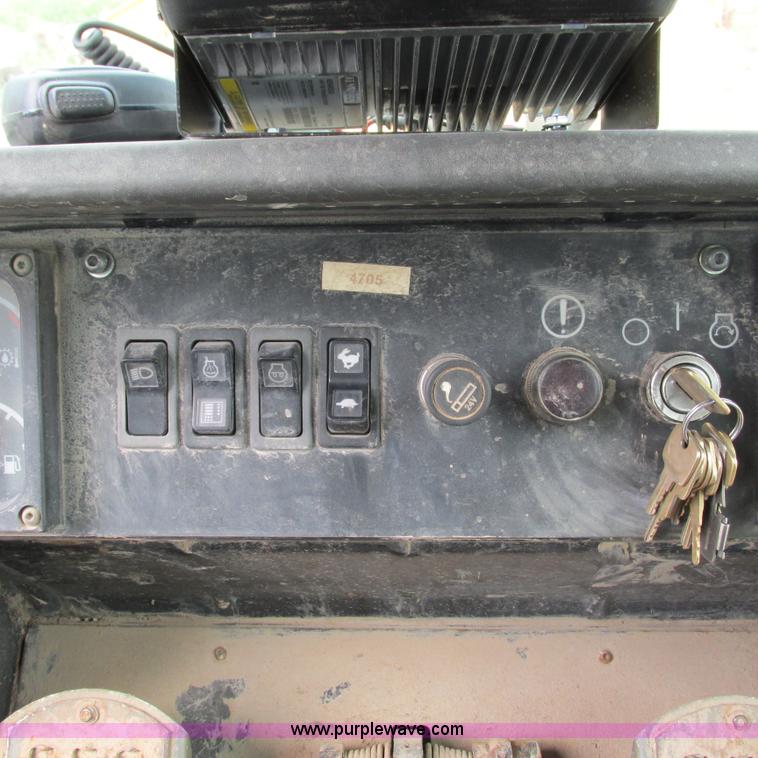 image for item G9318 2000 Caterpillar 953C track loader