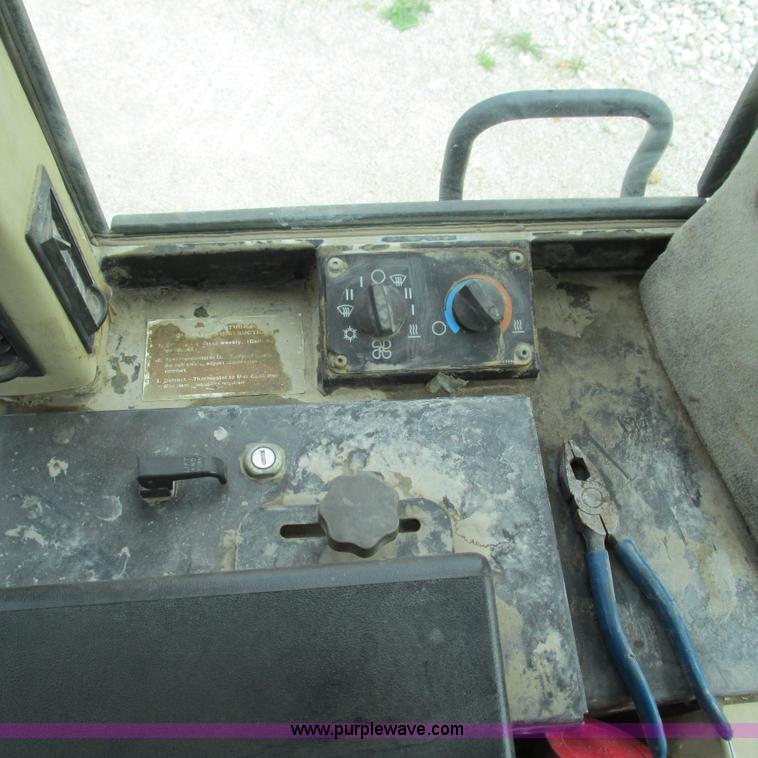 image for item G9318 2000 Caterpillar 953C track loader