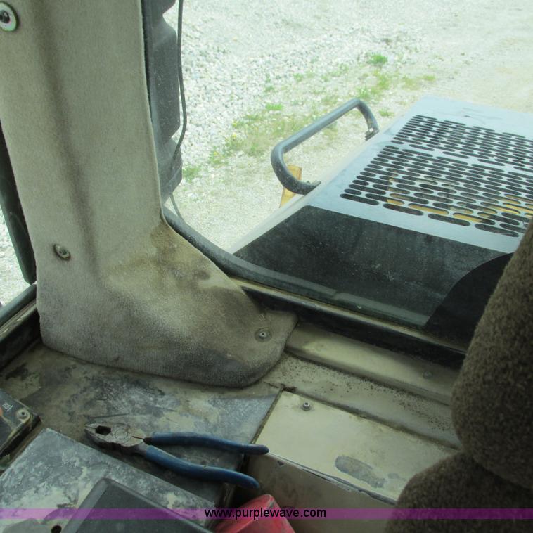 image for item G9318 2000 Caterpillar 953C track loader