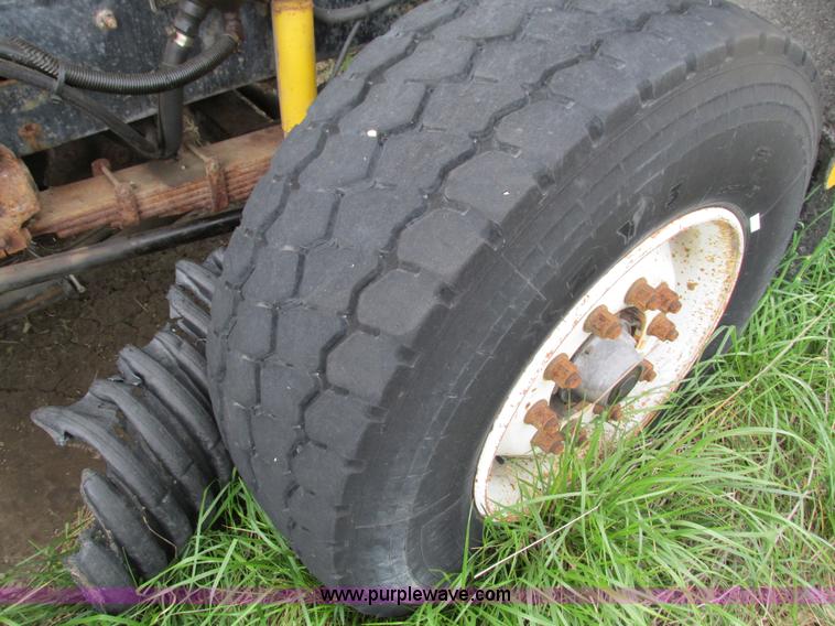 image for item G9320 2000 Volvo WG dump truck