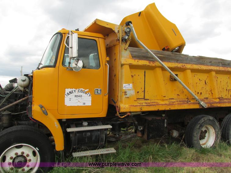 image for item G9320 2000 Volvo WG dump truck