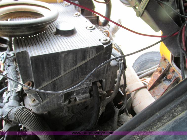 image for item G9320 2000 Volvo WG dump truck