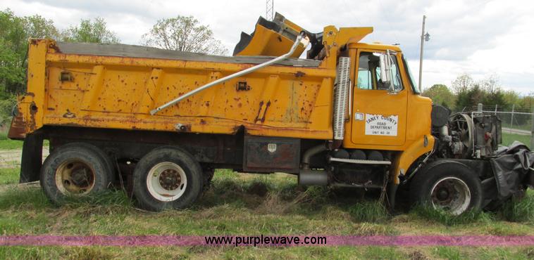 image for item G9320 2000 Volvo WG dump truck