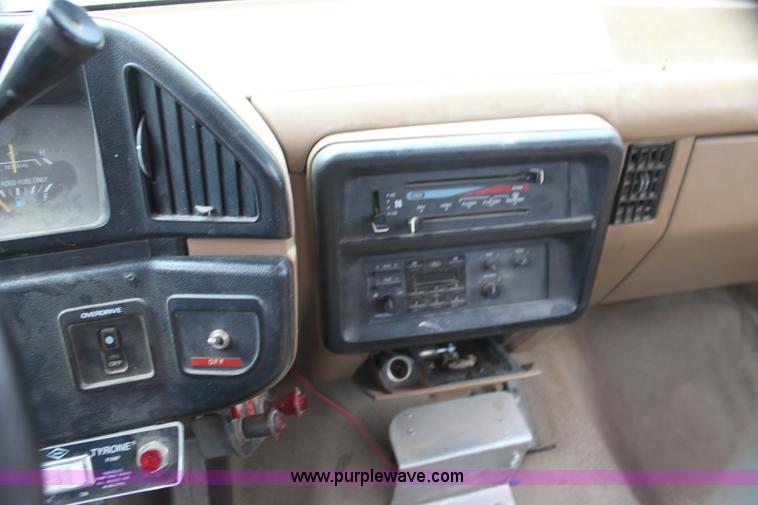 image for item H2053 1990 Ford F450 Super Duty bucket truck