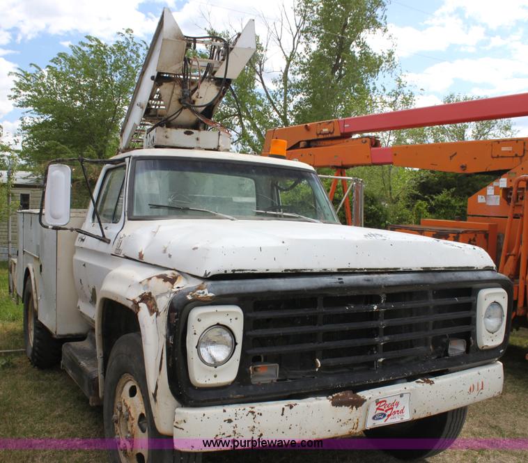 image for item H2063 1979 Ford F600 bucket truck