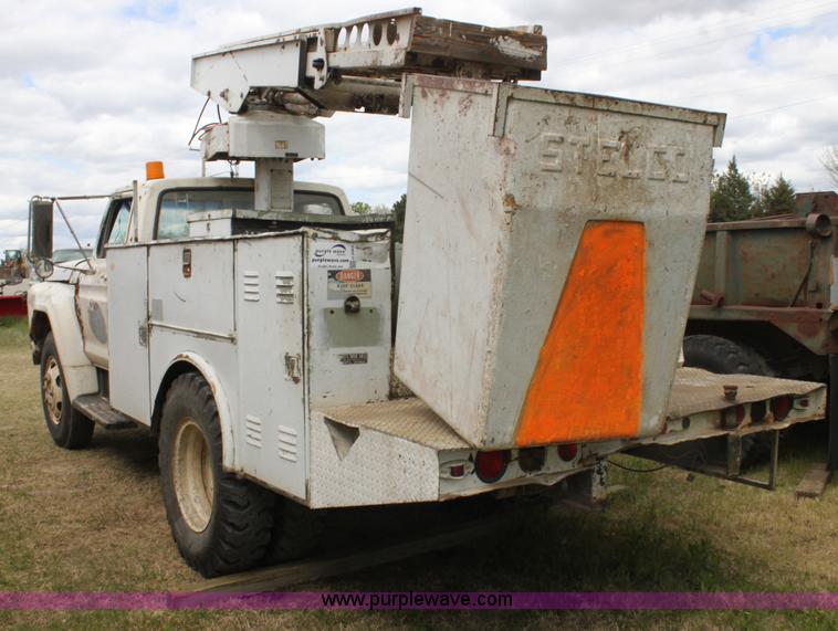 image for item H2063 1979 Ford F600 bucket truck