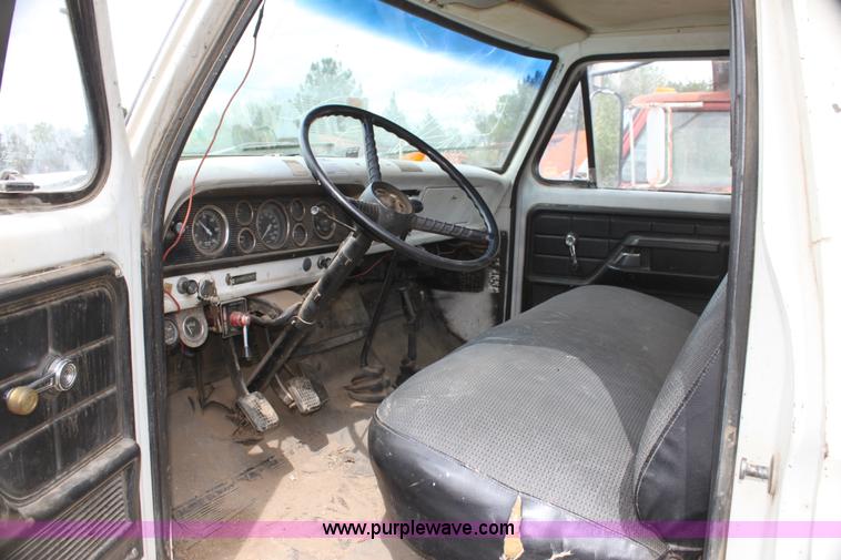 image for item H2063 1979 Ford F600 bucket truck