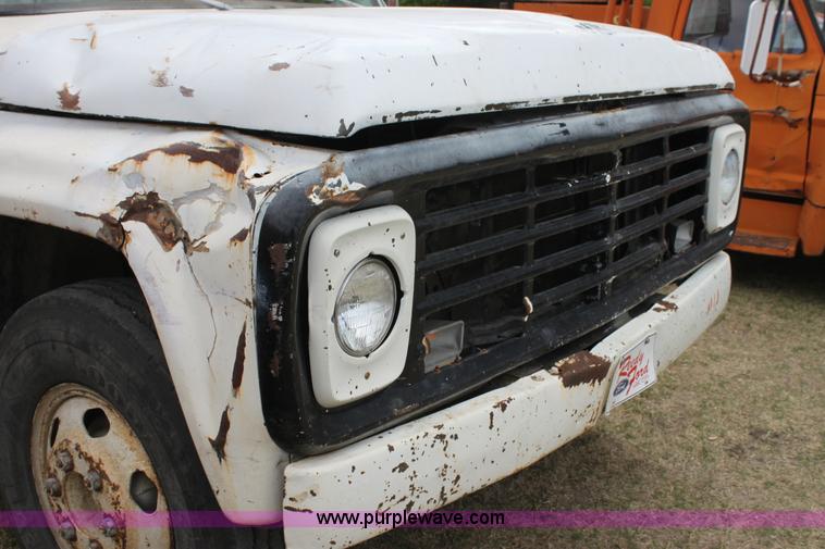image for item H2063 1979 Ford F600 bucket truck