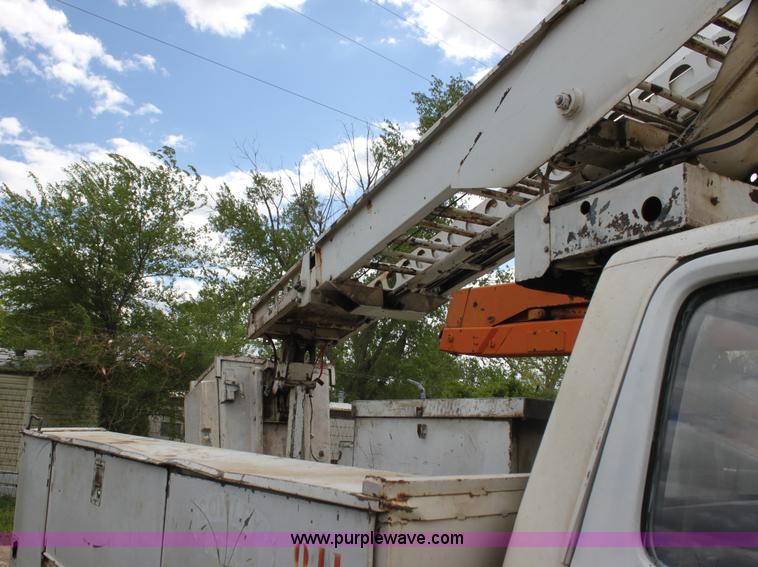 image for item H2063 1979 Ford F600 bucket truck