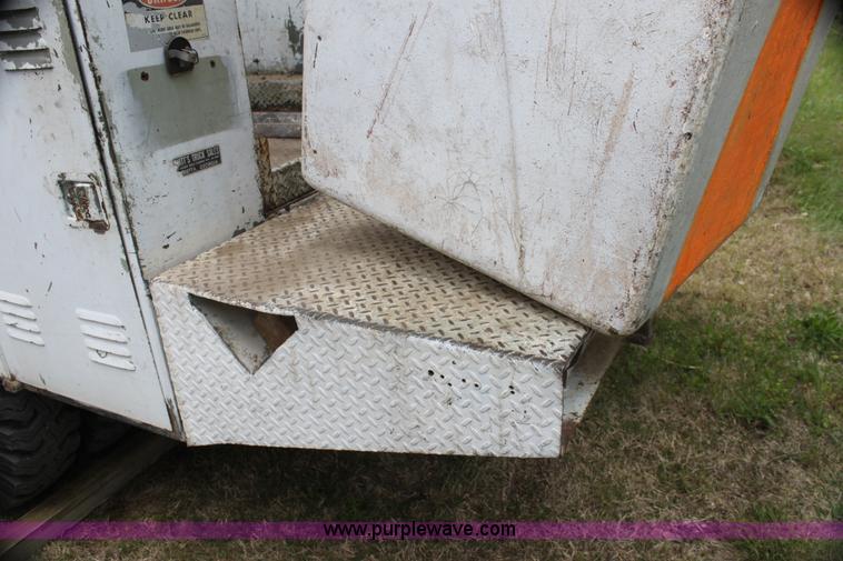 image for item H2063 1979 Ford F600 bucket truck