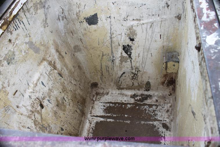 image for item H2063 1979 Ford F600 bucket truck