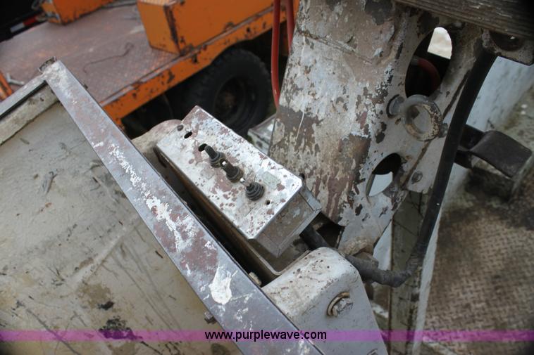 image for item H2063 1979 Ford F600 bucket truck