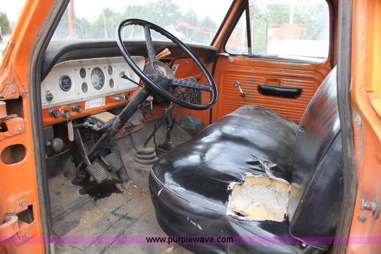 image for item H2064 1969 Ford F600 bucket truck