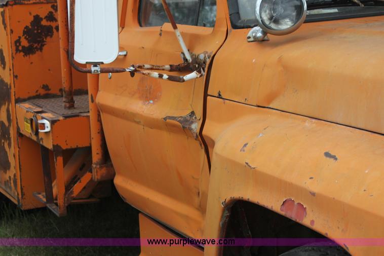 image for item H2064 1969 Ford F600 bucket truck