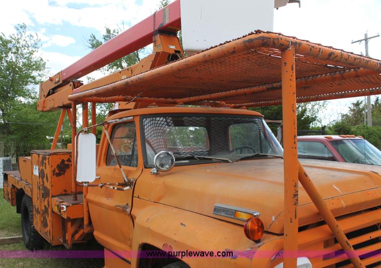 image for item H2064 1969 Ford F600 bucket truck