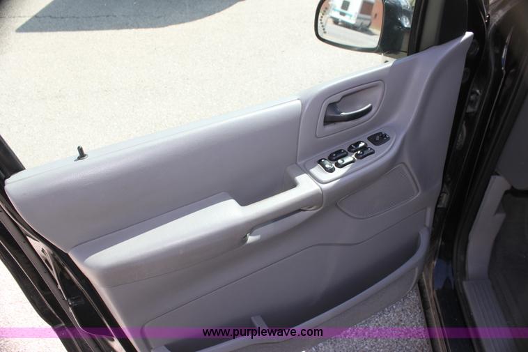 image for item H2085 2003 Ford Windstar SE van