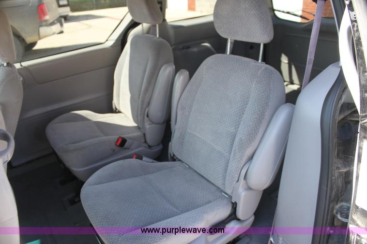 image for item H2085 2003 Ford Windstar SE van