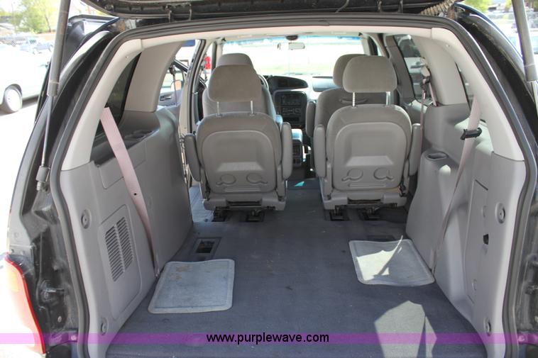 image for item H2085 2003 Ford Windstar SE van