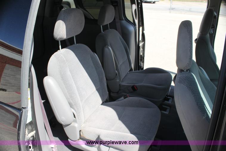 image for item H2085 2003 Ford Windstar SE van