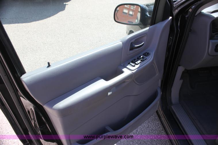 image for item H2085 2003 Ford Windstar SE van